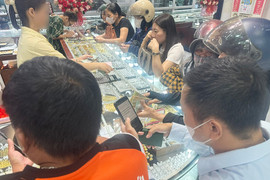 “Sốt vàng” kéo dài, nhiều người dân vẫn đầu tư bất chấp rủi ro