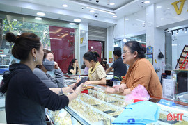 Giá vàng “hạ nhiệt”, nhiều người dân Hà Tĩnh tranh thủ mua vào