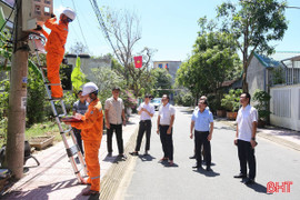 Hóa đơn tiền điện tăng: Tháo công tơ khách hàng đi kiểm định!
