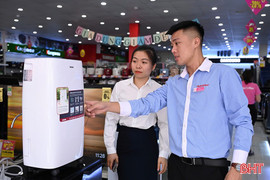 Nồm ẩm kéo dài, thợ điện làm không hết việc, máy hút ẩm “cháy hàng”