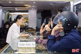 Giá vàng đảo chiều liên tục, giao dịch tại Hà Tĩnh "hạ nhiệt"