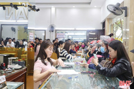 Giá tăng trở lại, tiệm vàng ở Hà Tĩnh chật kín khách sau Tết