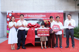 Agribank Hà Tĩnh II trao thưởng ôtô Yaris Cross cho khách hàng