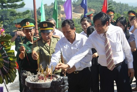 Lãnh đạo tỉnh dâng hương tại Nghĩa trang liệt sỹ Nầm