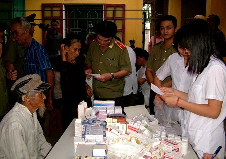 Đoàn TN Bộ Công an, Công an Hà Tĩnh khám chữa bệnh cho đối tượng chính sách tại xã Ngọc Sơn (Thạch Hà)