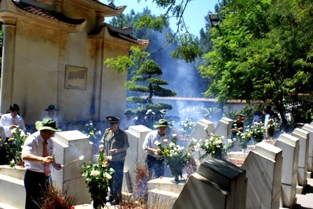 Đông đảo người dân dâng hương tại Khu di tích Ngã ba Đồng Lộc