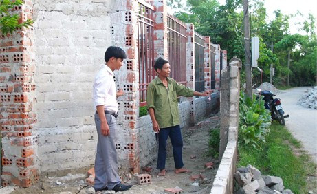 Tường rào của gia đình bà Nguyễn Thị Phong được xây lùi vào hơn 2 m