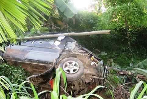 Lái xe ô tô bỏ chạy rồi lại đâm xe vào bụi