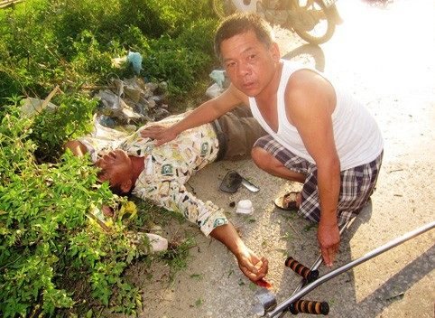 Nạn nhân Nguyễn Huy Hoàng nằm sóng xoài bên vệ đường sau khi bị ô tô đâm