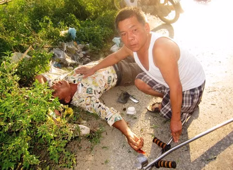 Nạn nhân Nguyễn Huy Hoàng nằm sóng xoài bên vệ đường sau khi bị ô tô đâm