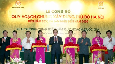 Thủ tướng Nguyễn Tấn Dũng cắt băng khai trương Cung Triển lãm quy hoạch Quốc gia (Ảnh: Chinhphu.vn)