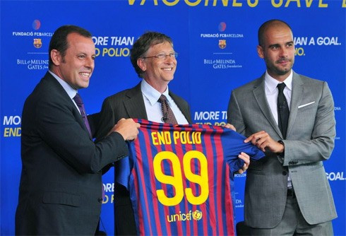 Từ trái qua là chủ tịch Rosell, tỷ phú Bill Gates và HLV Guardiola.