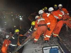 Nhân viên cứu hộ chuyển một người bị thương trong vụ tai nạn tàu hỏa. (Ảnh: THX/TTXVN)