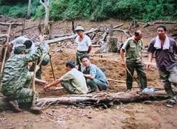 Gia đình và những người thân luôn nỗ lực hết mình để đưa hài cốt các liệt sĩ về quê an táng. Ảnh chỉ có tính minh họa