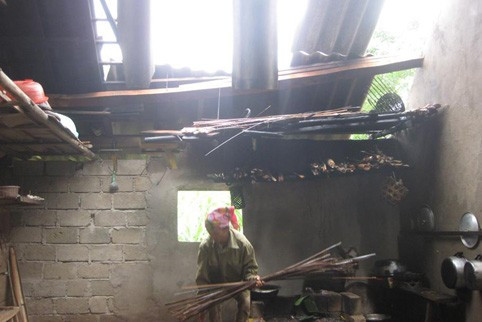 Lốc xoáy làm hơn 60 nhà dân ở thôn Kim Thọ bị tốc mái...