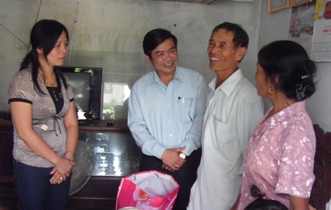 Trưởng ban Tuyên giáo Tỉnh ủy Đặng Quốc Vinh tặng quà cho gia đình ông Phan Văn Quyến (thị trấn Xuân An - Nghi Xuân),