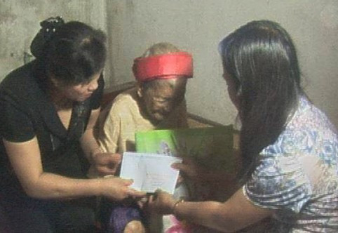 Trưởng ban Dân vận Tỉnh ủy Trần Thị Kim Hoa tặng quà cho gia đình mẹ liệt sỹ Lê Thị Phú (104 tuổi) tại thôn Kim Ngọc (Thạch Châu).