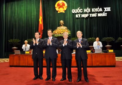 Các đồng chí lãnh đạo chúc mừng Thủ tướng Nguyễn Tấn Dũng - Ảnh Chinhphu.vn