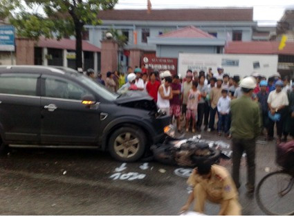 Ngay sau khi vụ tai nạn xảy ra, công an huyện Cẩm Xuyên đã có mặt tại hiện trường xử lý vụ việc