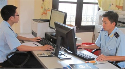 Cán bộ Chi cục Hải quan Vũng Áng làm thủ tục thông quan điện tử