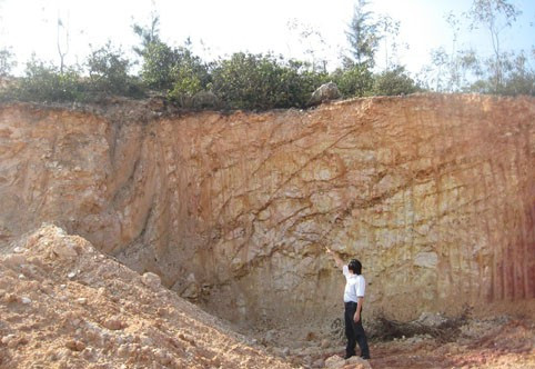 Những quả đồi chiến lược đã bị đào khoét nham nhở Những quả đồi chiến lược đã bị đào khoét nham nhở