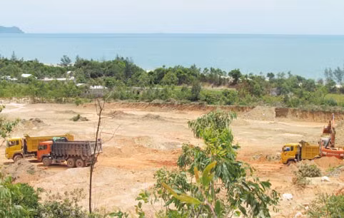 Biển vẫn thế mà đồi đã... nát