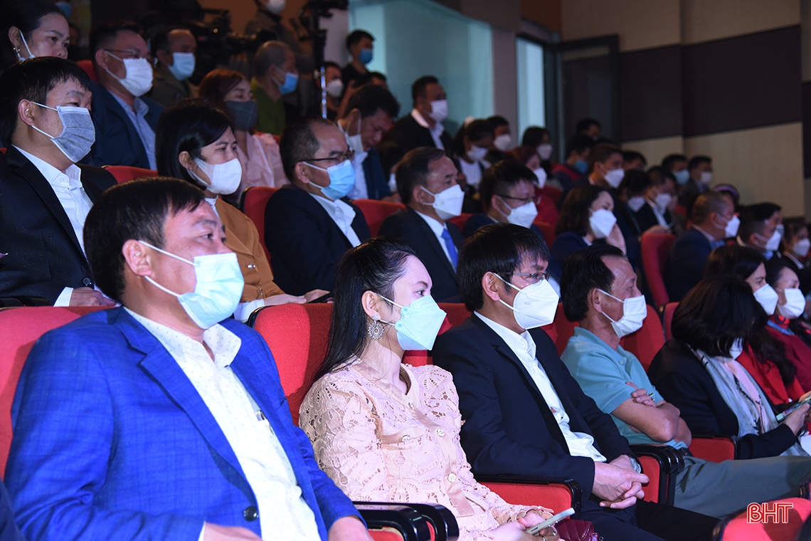 Gala “HTTV - Kết nối vòng tay nhân ái” kêu gọi gần 1,5 tỷ đồng hỗ trợ các hoàn cảnh khó khăn