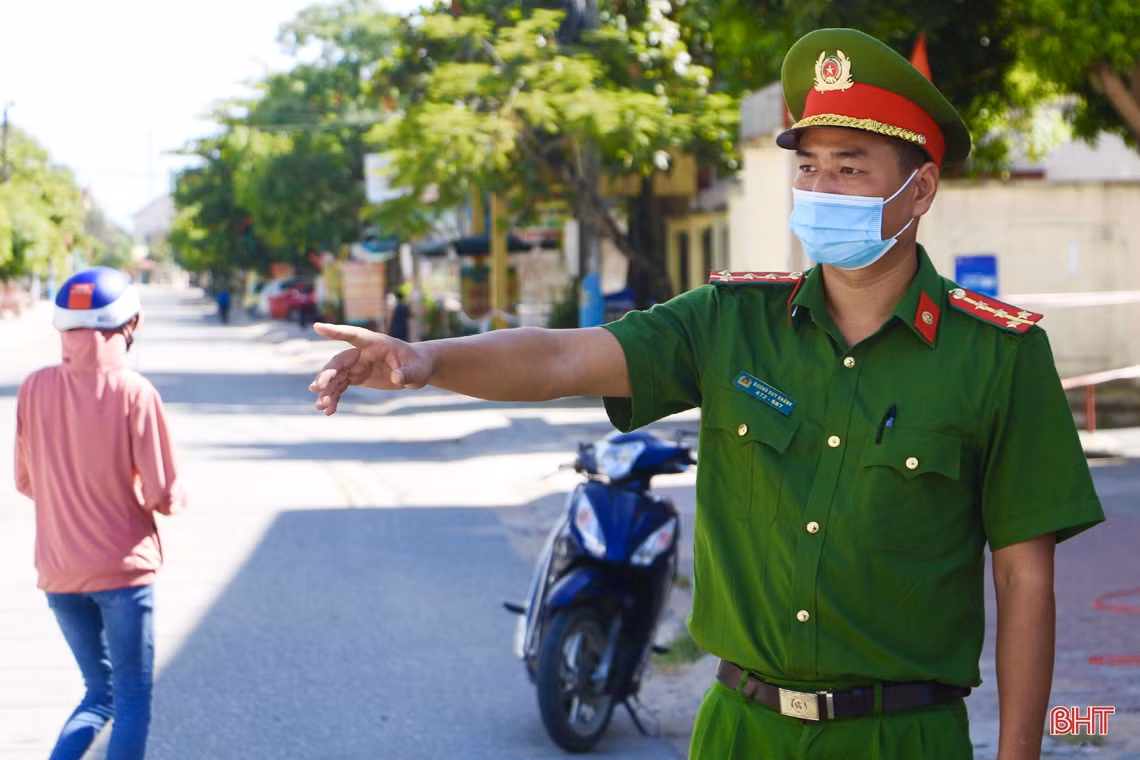 “Căng mình” kiểm soát người ra vào tại chốt phòng dịch ở thị trấn Cẩm Xuyên