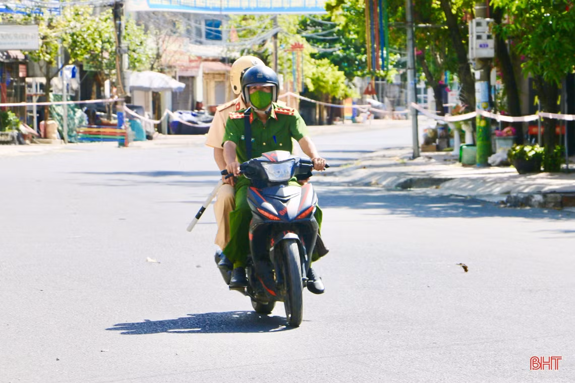 “Căng mình” kiểm soát người ra vào tại chốt phòng dịch ở thị trấn Cẩm Xuyên