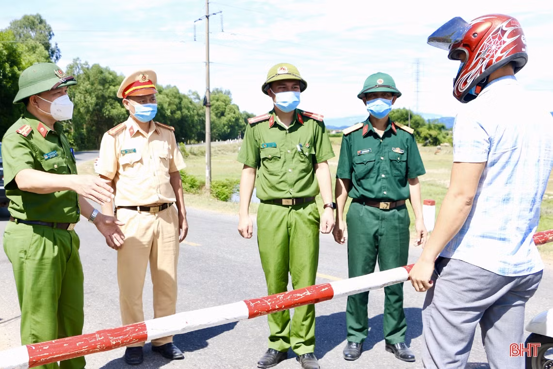 “Căng mình” kiểm soát người ra vào tại chốt phòng dịch ở thị trấn Cẩm Xuyên