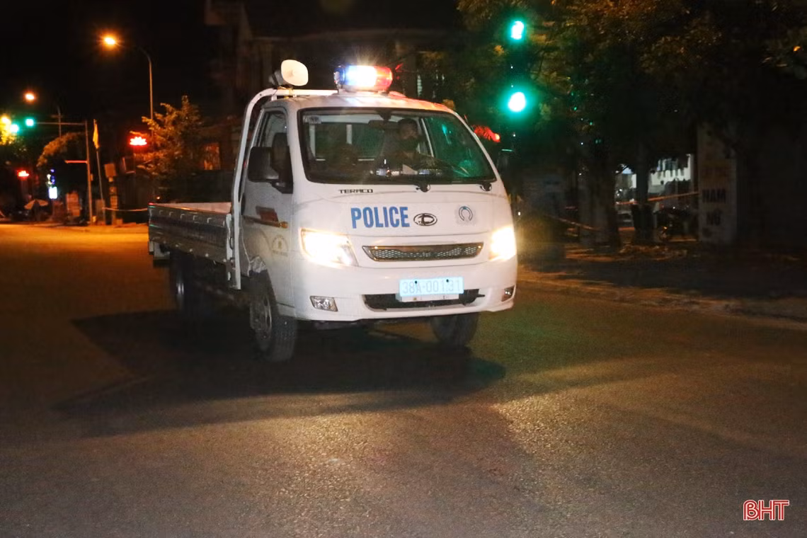 “Căng mình” kiểm soát người ra vào tại chốt phòng dịch ở thị trấn Cẩm Xuyên