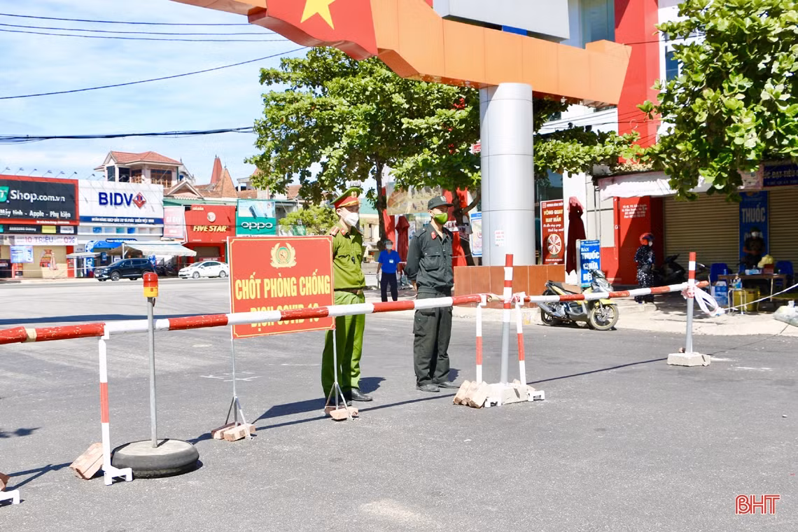 “Căng mình” kiểm soát người ra vào tại chốt phòng dịch ở thị trấn Cẩm Xuyên