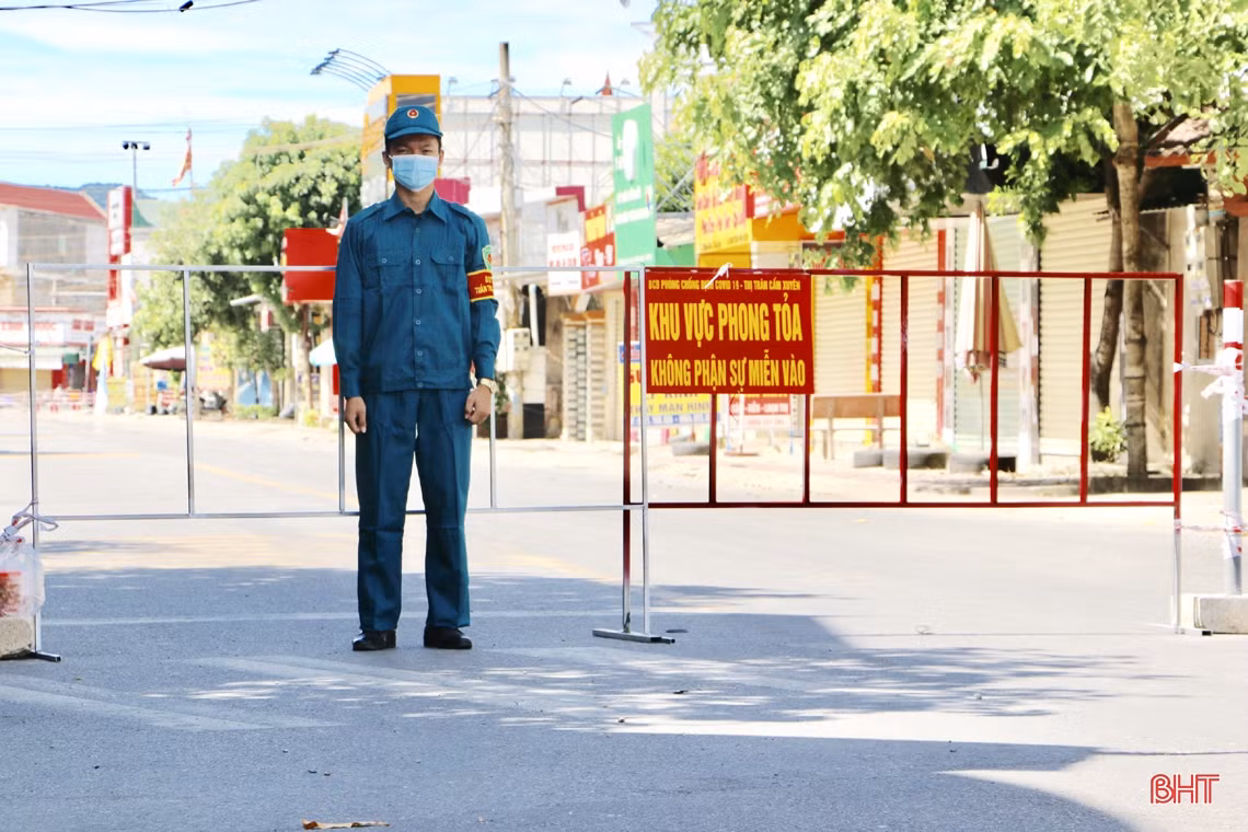 “Căng mình” kiểm soát người ra vào tại chốt phòng dịch ở thị trấn Cẩm Xuyên