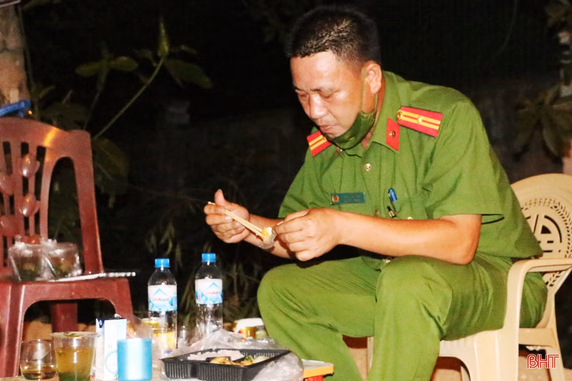 “Căng mình” kiểm soát người ra vào tại chốt phòng dịch ở thị trấn Cẩm Xuyên