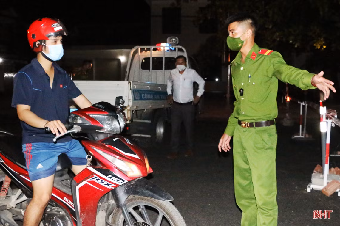 “Căng mình” kiểm soát người ra vào tại chốt phòng dịch ở thị trấn Cẩm Xuyên