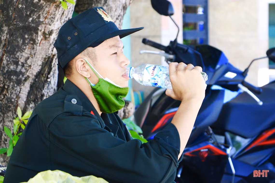 “Căng mình” kiểm soát người ra vào tại chốt phòng dịch ở thị trấn Cẩm Xuyên