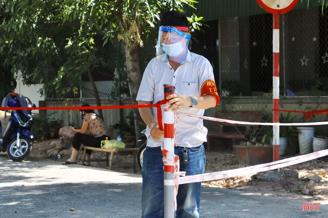 “Căng mình” kiểm soát người ra vào tại chốt phòng dịch ở thị trấn Cẩm Xuyên