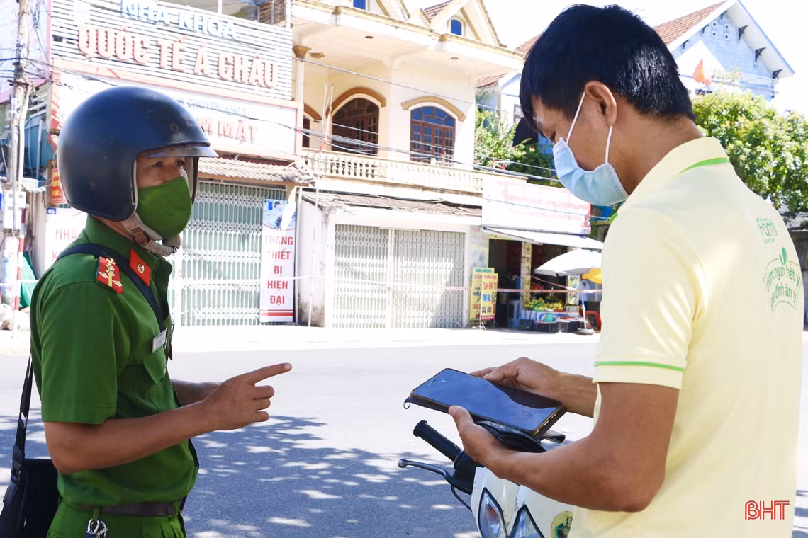 “Căng mình” kiểm soát người ra vào tại chốt phòng dịch ở thị trấn Cẩm Xuyên