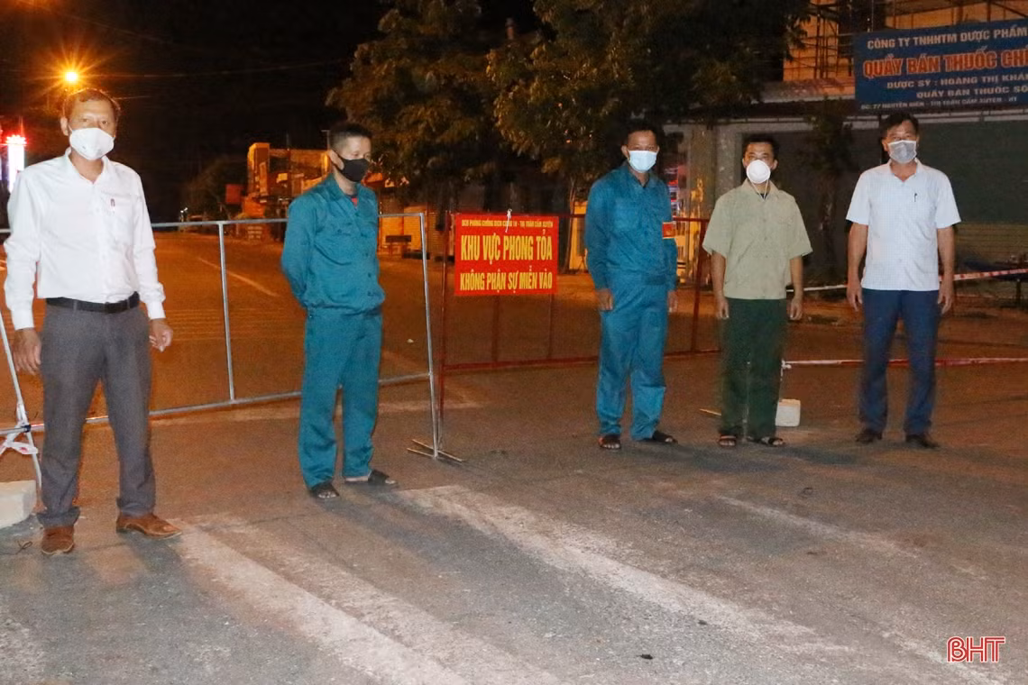 “Căng mình” kiểm soát người ra vào tại chốt phòng dịch ở thị trấn Cẩm Xuyên