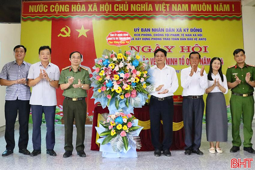 Đại tá Nguyễn Xuân Thao - Giám đốc Công an tỉnh Hà Tĩnh và lãnh đạo huyện Kỳ Anh tặng hoa chúc mừng cán bộ, đảng viên và Nhân dân xã Kỳ Đồng.