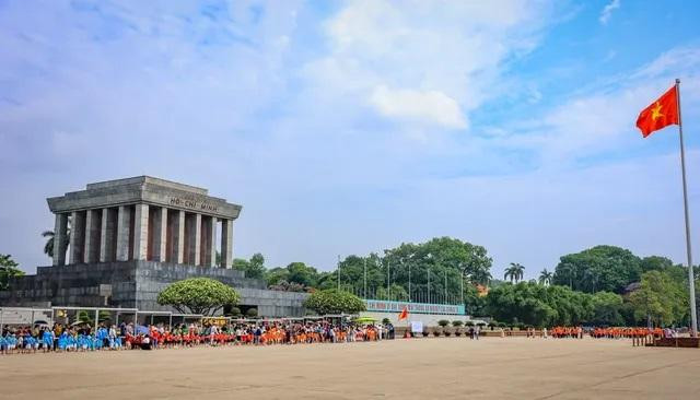 Người dân từ mọi miền Tổ quốc và bạn bè quốc tế xếp hàng vào Lăng viếng Bác nhân dịp kỷ niệm 134 năm ngày sinh Chủ tịch Hồ Chí Minh (19/5/1890 - 19/5/2024). (Ảnh: TTXVN) vao-lang-vieng-chu-tich-ho-chi-minh-17160765427751077802103-82131682095811111896224.jpg