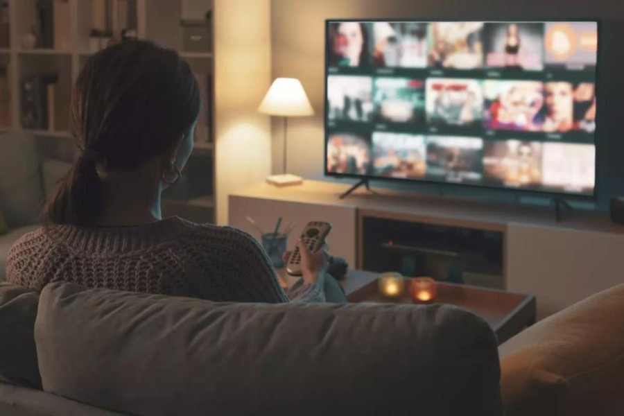 Chuyên gia khuyên bạn nên bớt ngồi xem TV để dành thời gian cho hoạt động thể chất. (Nguồn: Los Angeles Times) Chuyên gia khuyên bạn nên bớt ngồi xem TV để dành thời gian cho hoạt động thể chất. (Nguồn: Los Angeles Times)