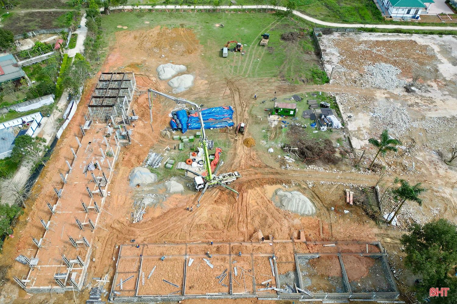 Trường Phổ thông nội trú liên cấp TH&amp;THCS Hương Khê dự kiến hoàn thành và bàn giao trước 30/8/2026, kịp thời phục vụ năm học 2026-2027.