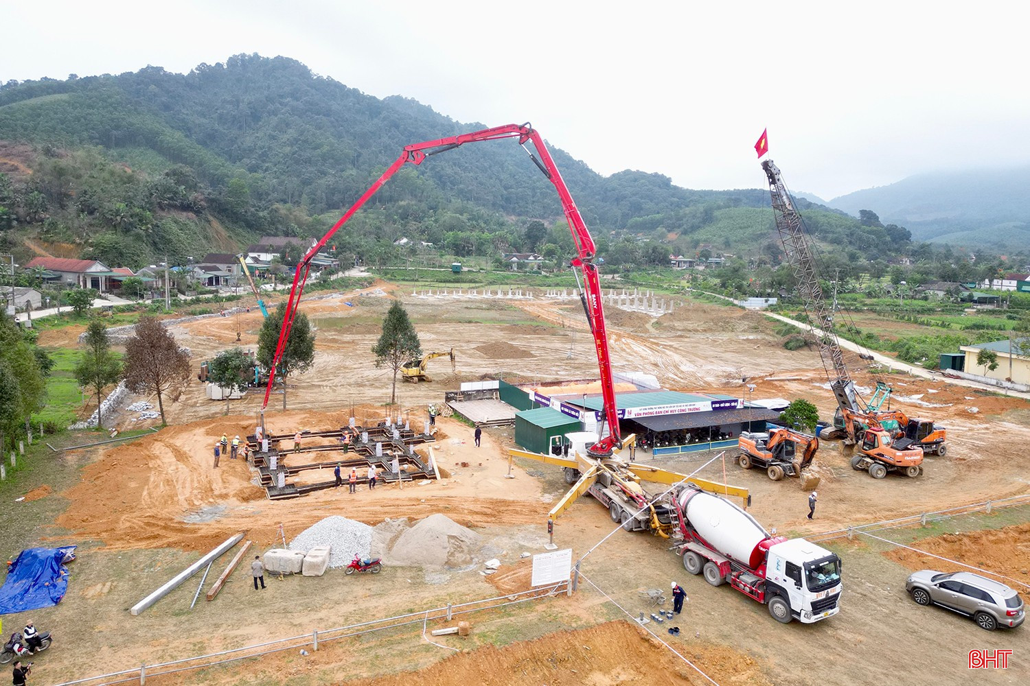 Tiến độ thi công dự án Trường Phổ thông nội trú liên cấp TH&amp;THCS Sơn Kim 1 đang được chủ đầu tư, nhà thầu gấp rút đẩy nhanh.