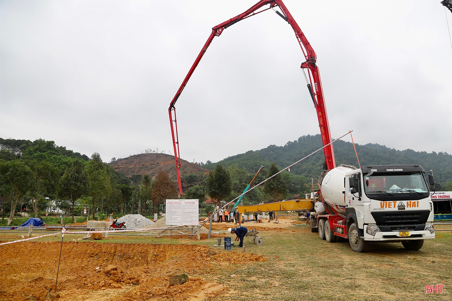 Trường Phổ thông nội trú liên cấp TH&amp;THCS Sơn Kim 1 dự kiến sẽ hoàn thành và bàn giao trước ngày 30/8/2026.