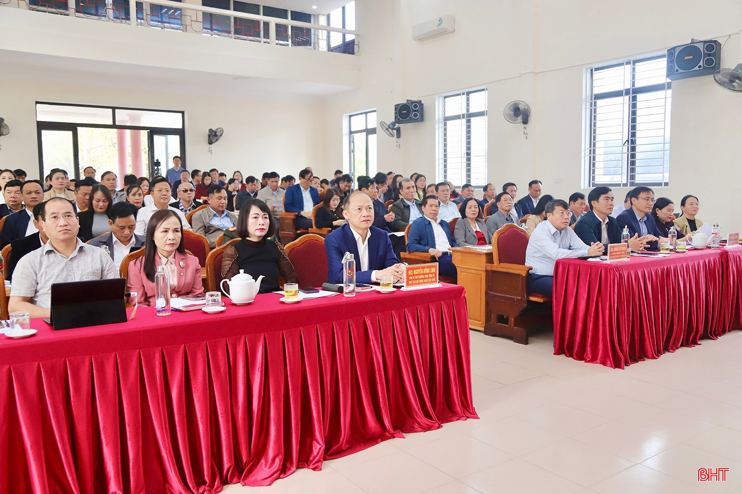 Các đại biểu tham dự hội nghị.