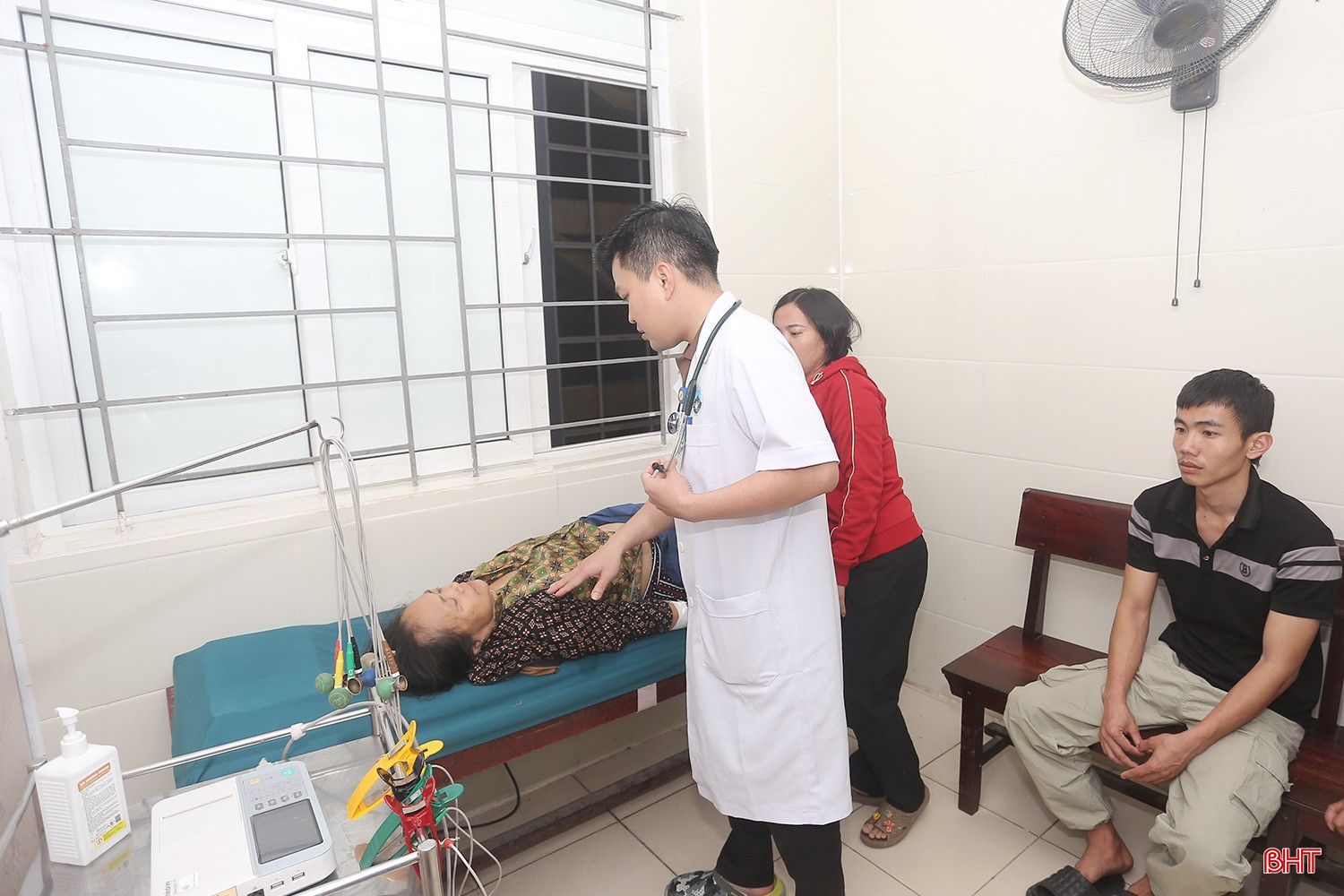 Giữa những ngày Xuân đoàn viên, sự tận tâm và tinh thần trách nhiệm của các “chiến sĩ áo trắng” đã góp phần mang lại sự bình yên cho người bệnh, để Tết nơi bệnh viện vẫn đong đầy nghĩa tình và hy vọng.