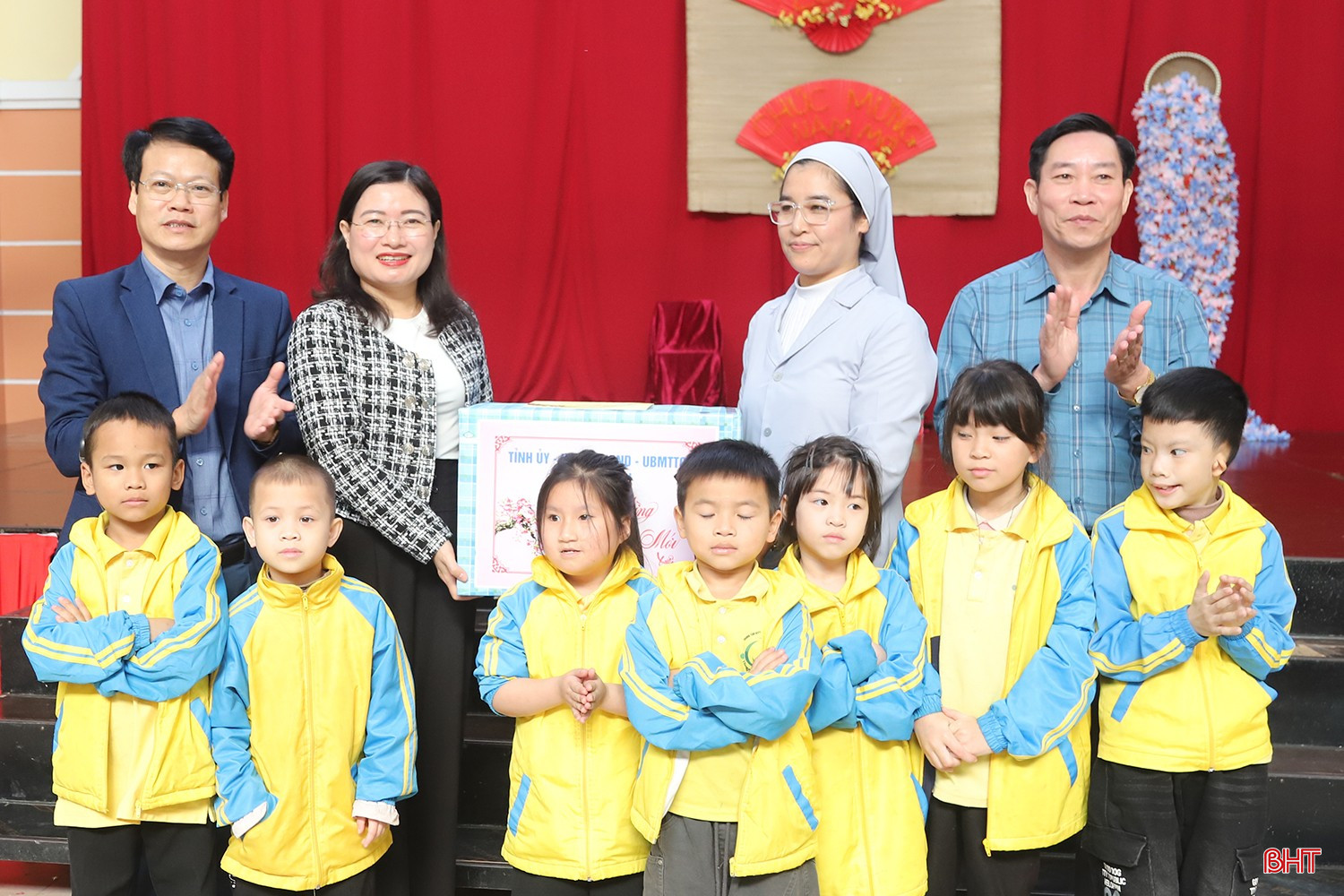 Tiếp đó, đoàn cũng đã tới chúc Tết Trung tâm Hỗ trợ phát triển giáo dục hòa nhập trẻ khuyết tật Hồng Lĩnh.