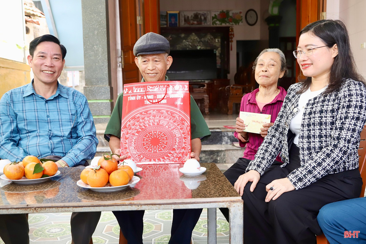 Phó Chủ tịch UBND tỉnh Nguyễn Thị Nguyệt thăm hỏi, tặng quà cho thương binh Nguyễn Văn Tỵ (SN 1953, trú thôn An Lạc, xã Cổ Đạm).