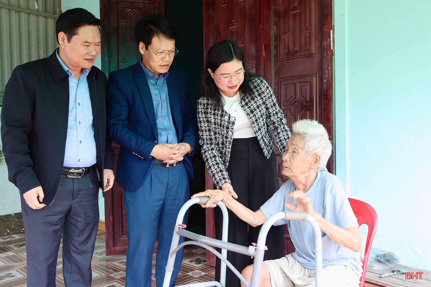 Phó Chủ tịch UBND tỉnh Nguyễn Thị Nguyệt thăm hỏi, tặng quà cho ông Nguyễn Văn Năm (SN 1942, trú thôn Xuân Lĩnh 2, xã Nghi Xuân). Ông Năm là thương binh có tỷ lệ thương tật 44%, hiện sức khỏe yếu, đau ốm thường xuyên.